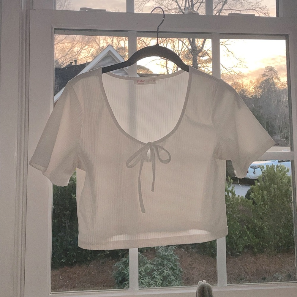 cropped tee with bow🕊️